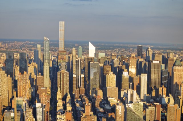 Budynki w okolicy Central Parku, w tym One57 i pośrodku 432 Park Ave, wieżowce mieszkalne dla 1% najbogatszych.