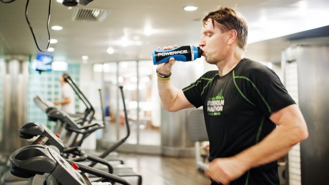 Tomasz Lis podczas treningu w siłowni Oasis w hotelu Hyatt