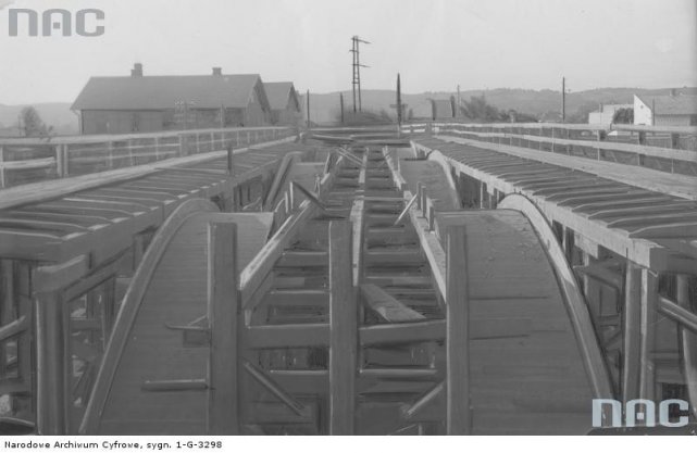 Budowa mostu żelbetowego łukowego na Jasiółce w Jaśle na terenie Centralnego Okręgu Przemysłowego.