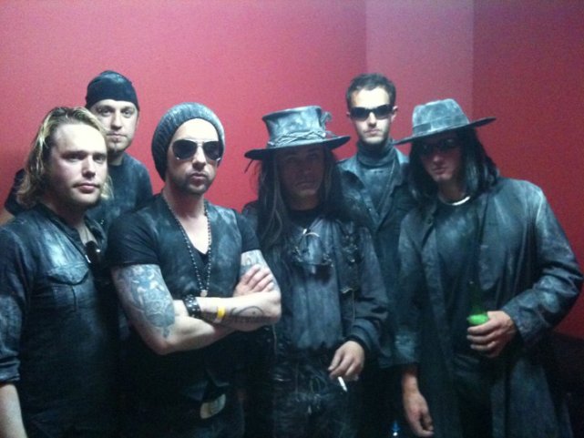 Nergal wraz z Carlem McCoyem i członkami Fields of the Nephilim