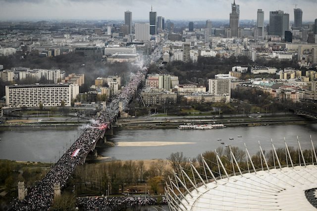 11 listopada centrum Warszawy należy do narodowców. Opozycyjne grupy głoszą sprzeciw wobec nacjonalizmu, ale nie próbują nawet odebrać im najatrakcyjniejszej lokalizacji.