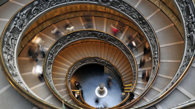 Słynne kręcone schody w muzeum [url=http://shutr.bz/1gjPB99]Kaplicy Sykstyńskiej[/url]