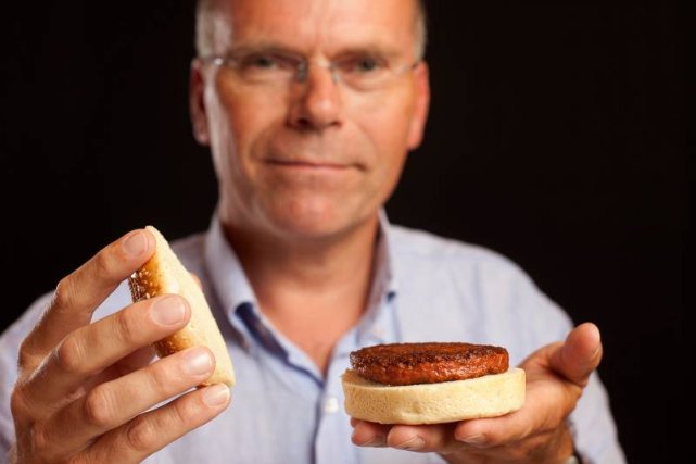 Dr Mark Post z hamburgerem stworzonym w laboratorium z komórek macierzystych.