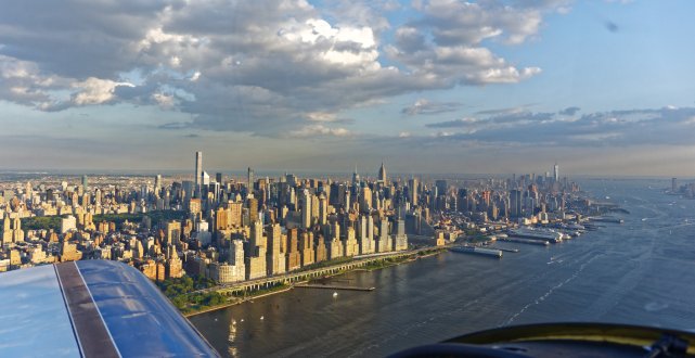 Manhattan widziany z północy, korytarza powietrznego 1000-1300 ft nad rzeką Hudson, dn. 24.07.2015r.