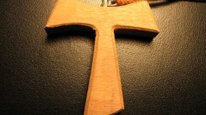 Franciszkańska „tauka”, czyli wisiorek jaki noszą członkowie zakonu franciszkanów