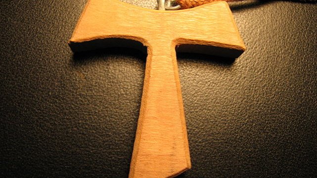 Franciszkańska „tauka”, czyli wisiorek jaki noszą członkowie zakonu franciszkanów