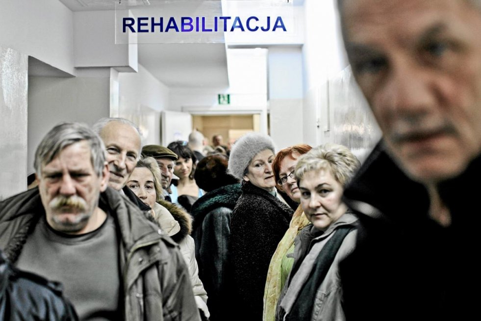 Gdynia. Pacjenci na korytarzu przychodni. By zapisać się na rehabilitację czekali w kolejce od niedzieli wieczorem.