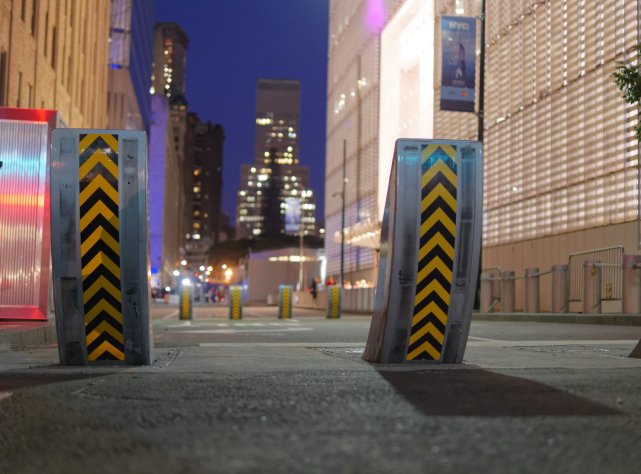 Zapory na ulicy pod WTC, lipiec 2015 r.