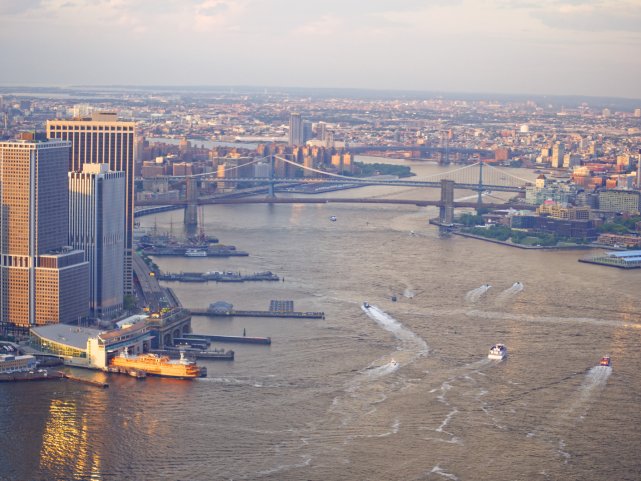 East River, wschodnia część Manhattanu i mosty na Brooklin