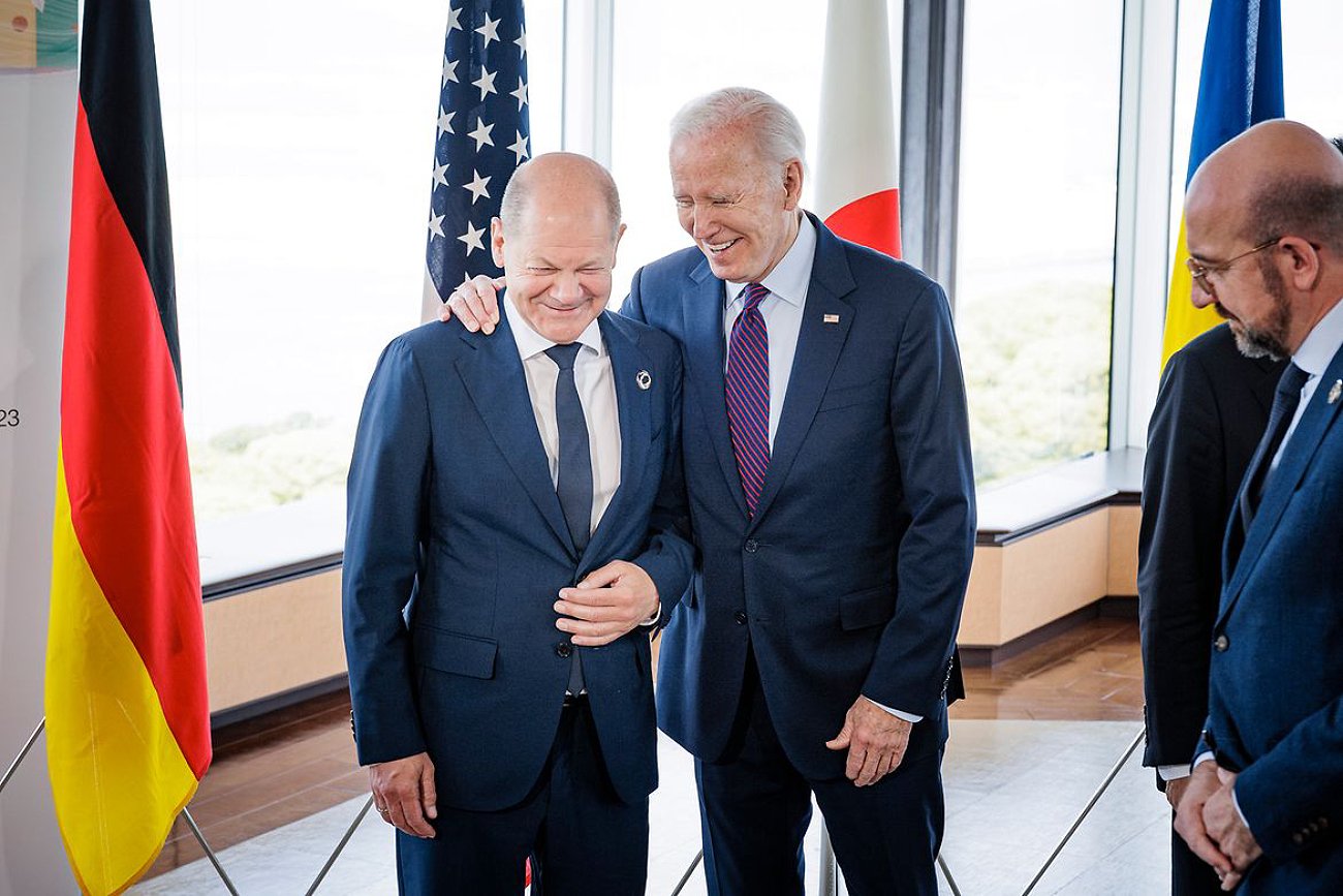 Kanclerz Niemiec Olaf Scholz i prezydent USA Joe Biden w uścisku na szczycie G7 w Hiroszimie.