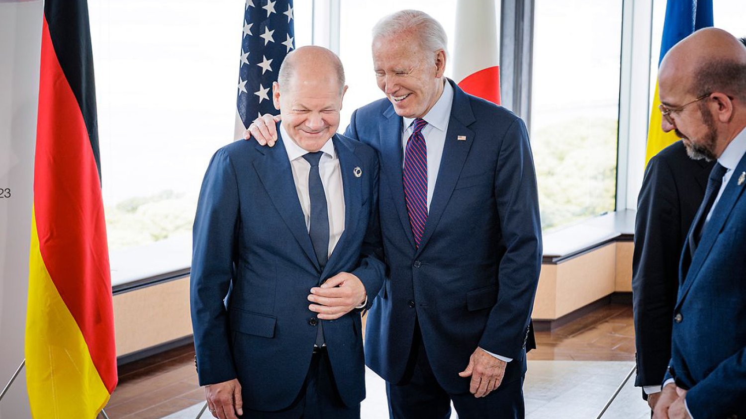 Kanclerz Niemiec Olaf Scholz i prezydent USA Joe Biden w uścisku na szczycie G7 w Hiroszimie.