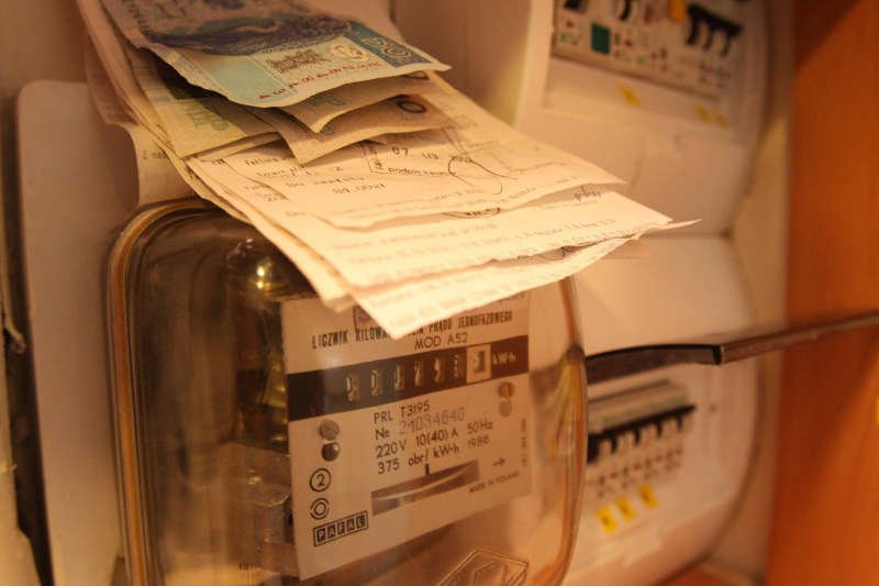 UWAGA! Pojawił się nowy rodzaj naciągaczy-oszustów, którzy czatują na emerytów. Po sposobie na wnuczka udają "przedstawicieli dostawcy prądu"