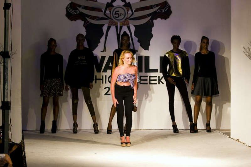 Mickey Wyrozębski podczas finału pokazu swojej kolekcji