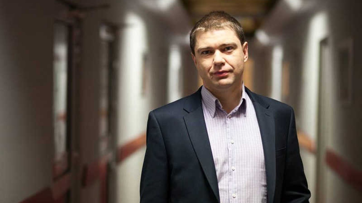 Piotr Szumlewicz dla niektórych jest "samomasakrującym się lewakiem", dla innych ostatnim prawdziwym idealistą na lewicy.