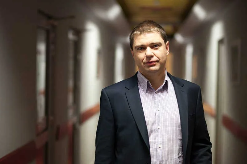 Piotr Szumlewicz dla niektórych jest "samomasakrującym się lewakiem", dla innych ostatnim prawdziwym idealistą na lewicy.