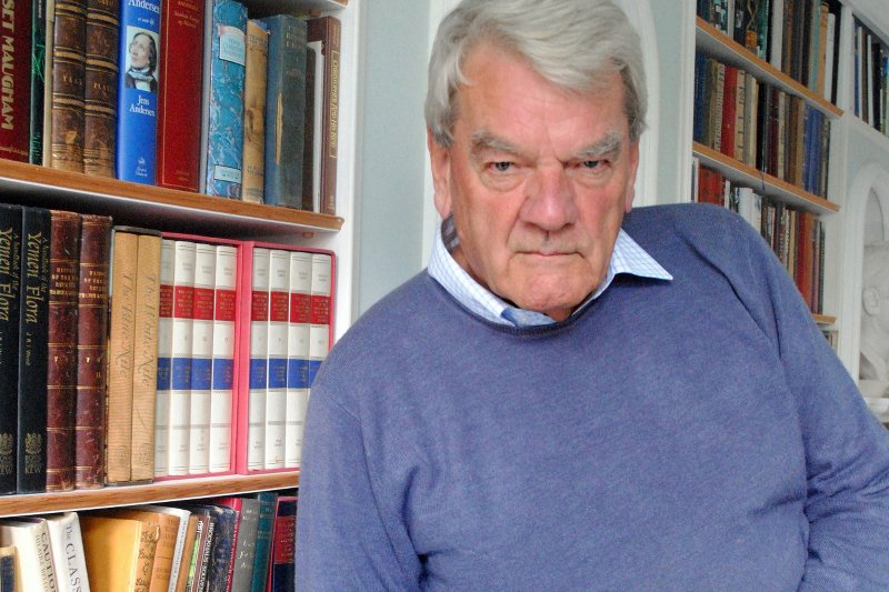 David Irving, brytyjski pisarz, został skazany przez austriacki sąd na trzy lata więzienia za negowanie Holokaustu. Wyszedł na wolność po 13 miesiącach.