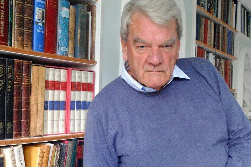 David Irving, brytyjski pisarz, został skazany przez austriacki sąd na trzy lata więzienia za negowanie Holokaustu. Wyszedł na wolność po 13 miesiącach.