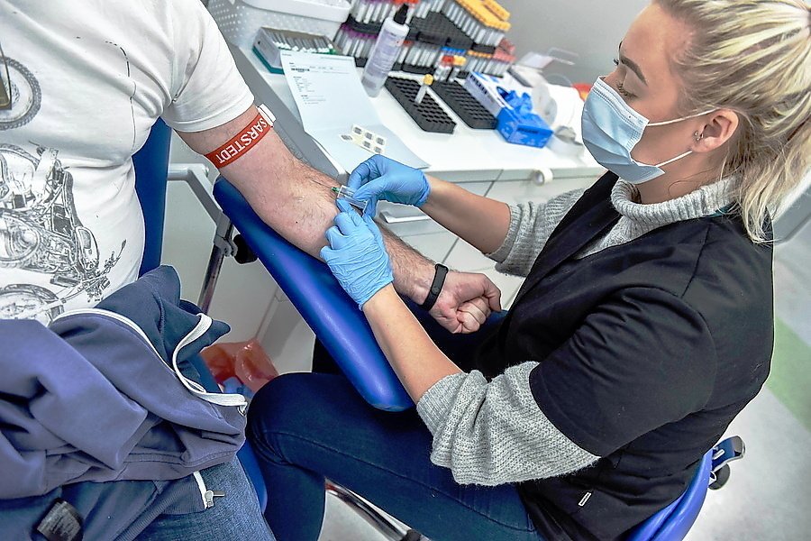 Jak zapisać się na test na koronawirusa poprzez profil zaufany? [FORMULARZ]