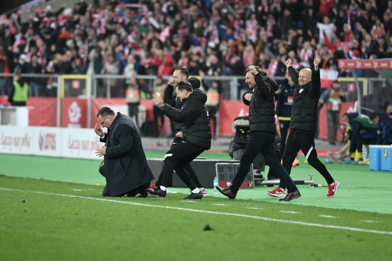 Czesław Michniewicz, wyjątkowo wzruszony po ostatnim gwizdku, kiedy Biało-Czerwoni wywalczyli awans na mundial.