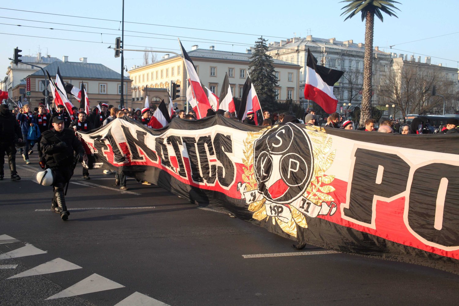 PRZEMARSZ KIBICOW POLONII WARSZAWA PRZEZ MIASTO PRZED OSTATNIMI DERBAMI STOLICY.