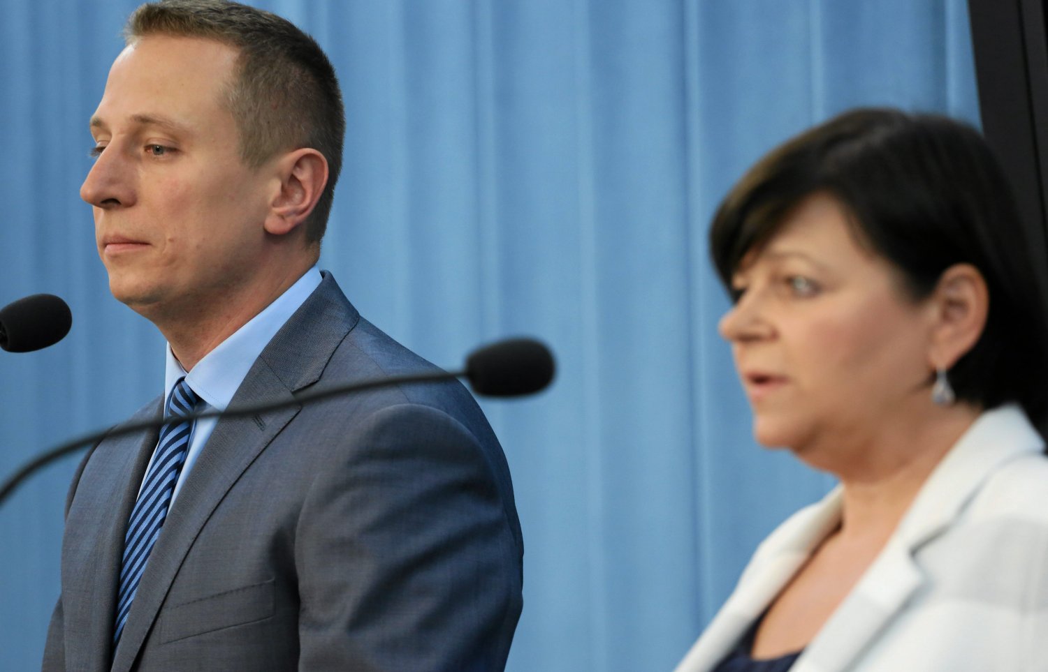 Krzysztof Brejza i Izabela Leszczyna z PO powiadamiają systematycznie powiadamiają o nagrodach w PiS-ie.