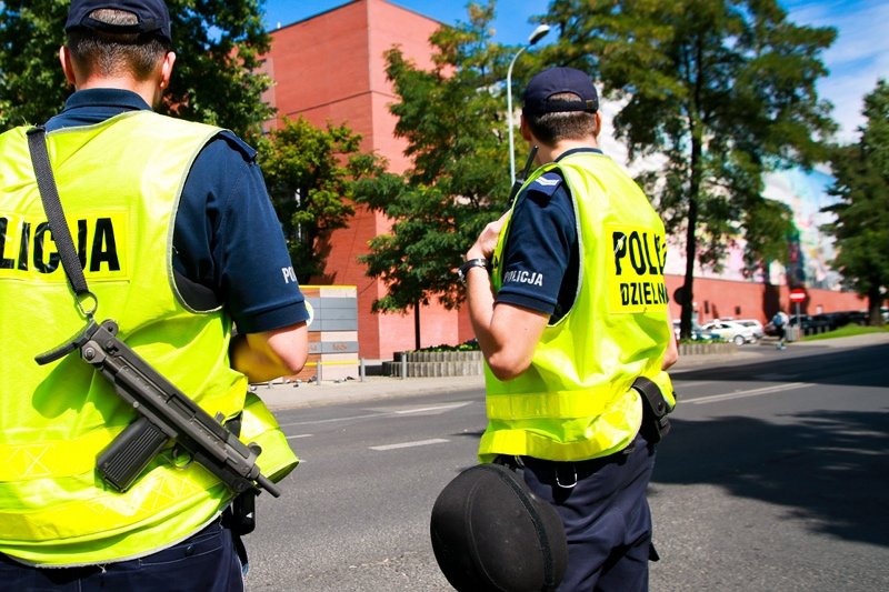Obrazek z wielu miast policjanci paradujący z pistoletami automatycznymi "Glauberyt". Mogą pruć seriami w zamachowców.