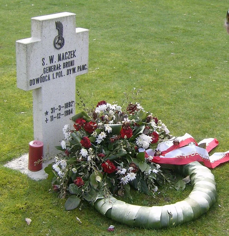 Grób generała Maczka w Bredzie.