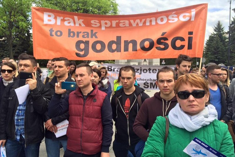 Fizjoterapeuci protestowali przed Sejmem przeciwko noweli ustawy o zawodzie fizjoterapeuty.
