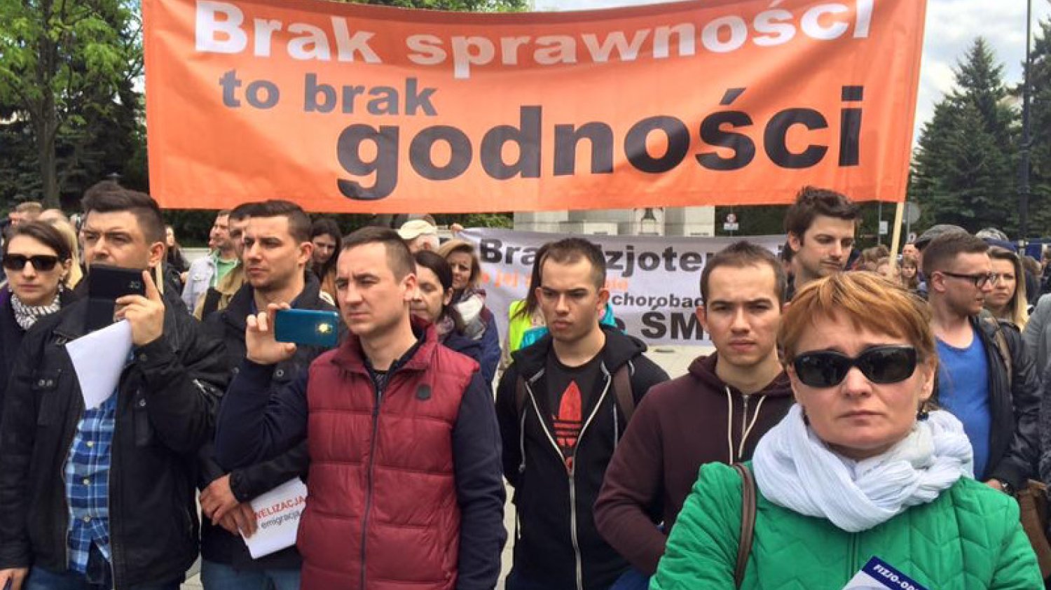 Fizjoterapeuci protestowali przed Sejmem przeciwko noweli ustawy o zawodzie fizjoterapeuty.