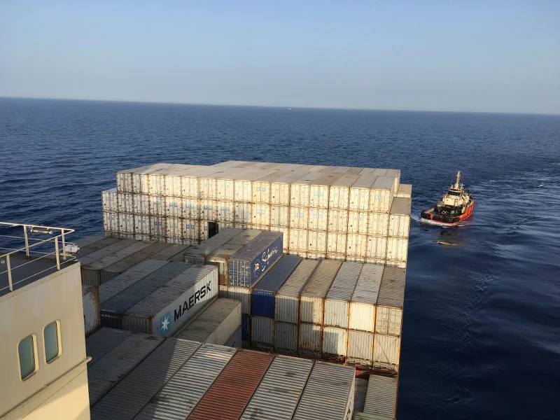 Tylko kontenerowy Tetris i ocean po horyzont.