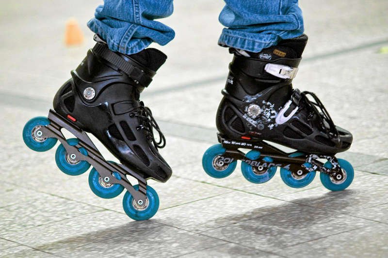 Wypraszali mnie ze sklepów w rolkach, chociaż zakazu nie było. "Bo w sklepie się nie jeździ"