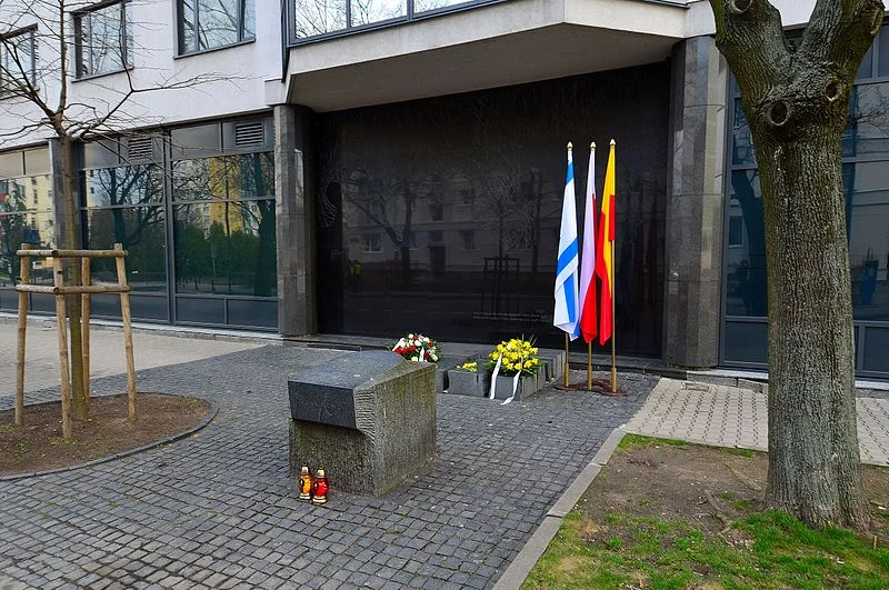 Kamień pamięci Szmula Zygielbojma w Warszawie.