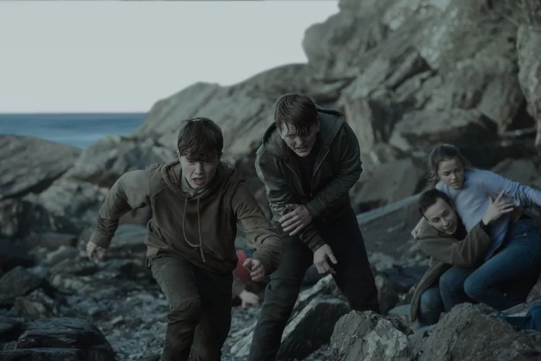 Kadr z filmu "22 lipca", który pokazał wydarzenia z masakry na wyspie Utoya.