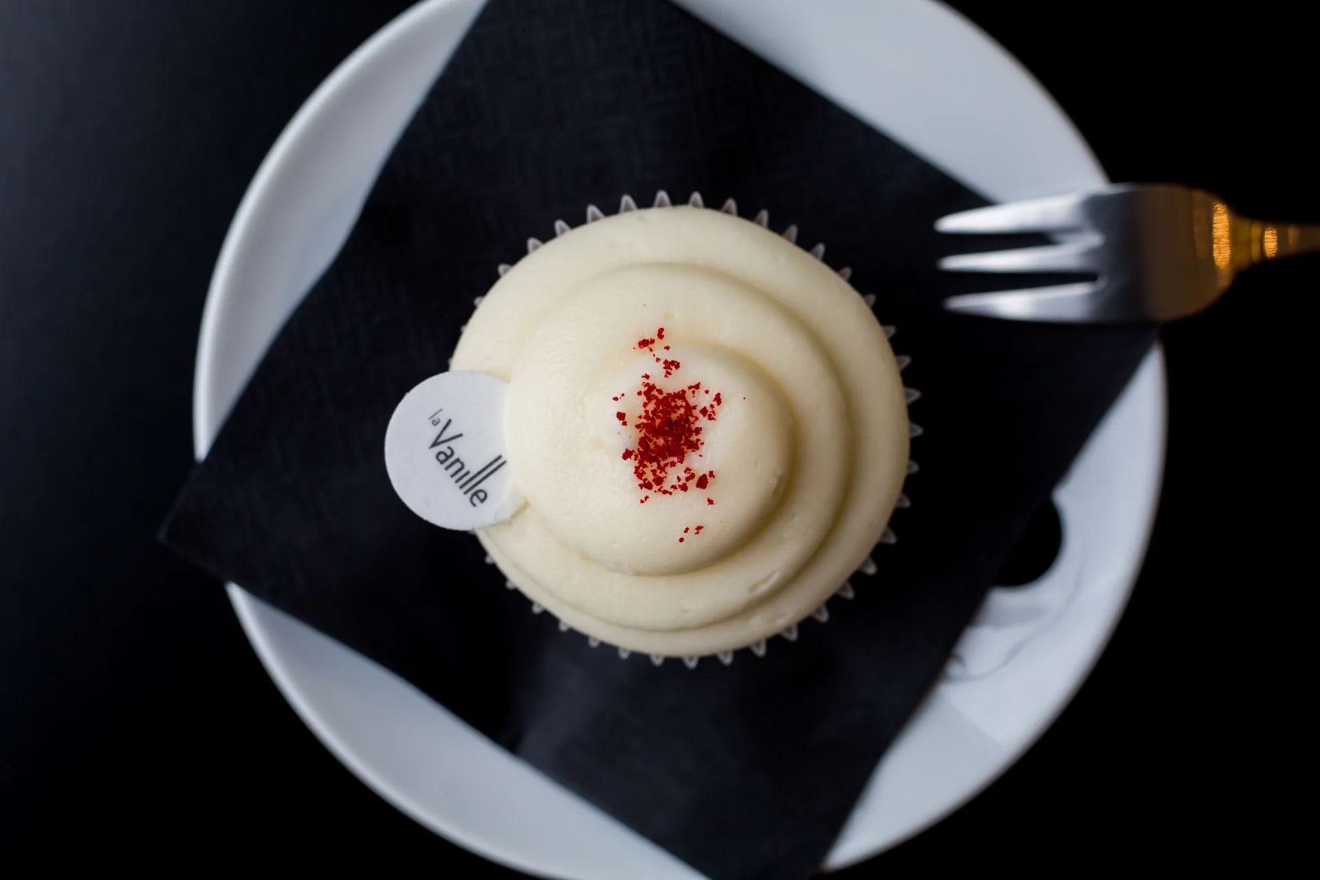 Babeczka Red Velvet - purpurowe czekoladowe ciasto i frosting z serka Philadelphia.