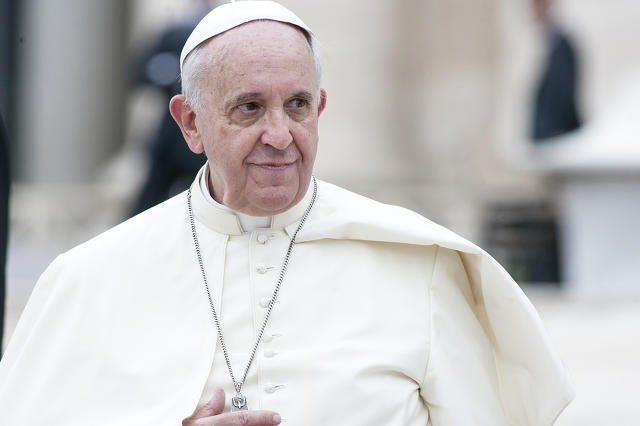 Papież Franciszek namawia, by nie korzystać ze smartfonów przy rodzinnym stole.