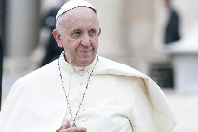Papież Franciszek namawia, by nie korzystać ze smartfonów przy rodzinnym stole.