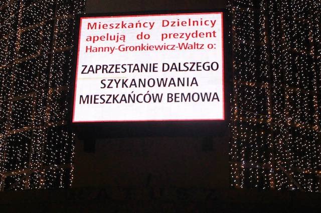 Apele "mieszkańców" do prezydent Warszawy. Kiedyś ten ekran służył do informowania m.in. o wydarzeniach kulturalnych. Dziś służy zupełnie czemu innemu...