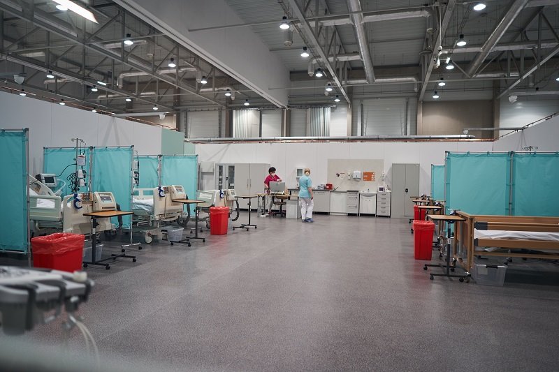 76-latek uciekł ze szpitala tymczasowego. Miał covid-19, teraz grozi mu więzienie.