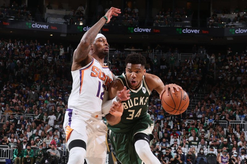 Giannis Antetokounmpo (z prawej) poprowadził Bucks do zwycięstwa nad Suns