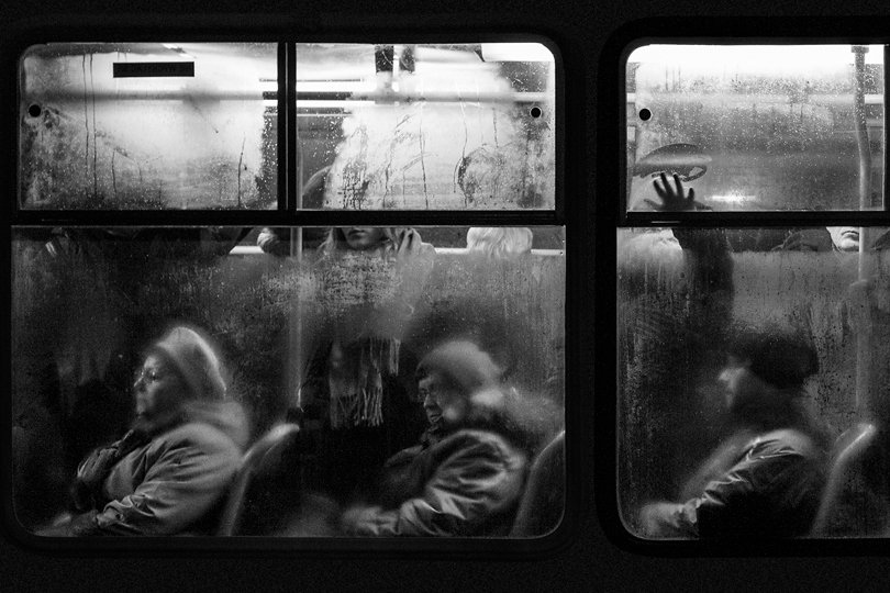 Dominik Śmiałowski jest autorem prawdopodobnie najdłuższego, zbiorowego portretu Warszawiaków. Przez dwie mroźne zimy fotografował ludzi podróżujących tramwajami po Moście Gdańskim.