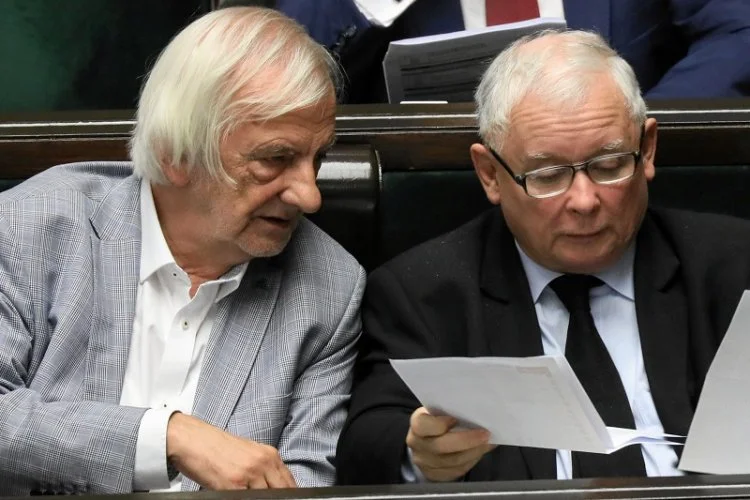 Nieoficjalnie: Członkowie władz partii Jarosława Kaczyńskiego obradują w Warszawie przy ul. Nowogrodzkiej.