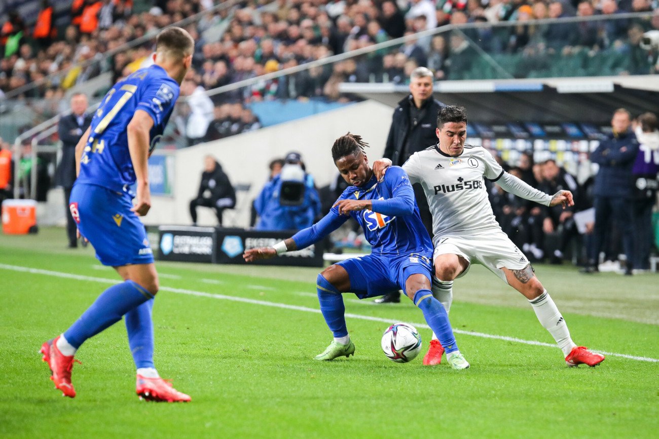 W hicie PKO Ekstraklasy Lech Poznań wygrał w Warszawie z Legią, pogrążając drużynę aktualnych mistrzów Polski.