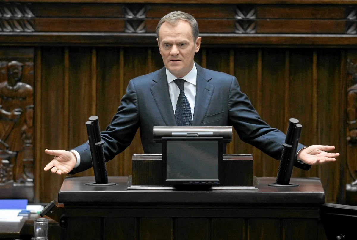 Premier Donald Tusk na mównicy sejmowej mówi o przyszłości Unii Europejskiej.