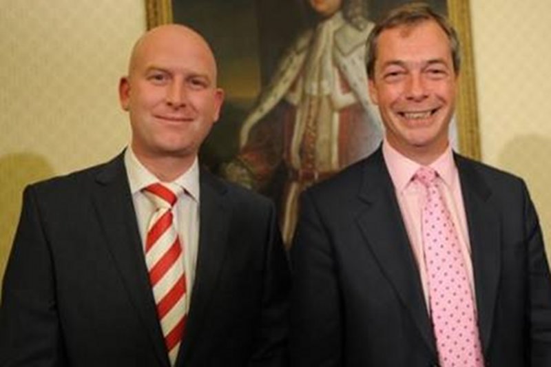 Paul Nuttall (z lewej) nowy przywódca antyunijnej partii na Wyspach z Nigel emFaragem. Ten ostatni przez kilka lat kierował partią. Złożył dymisję po swoim sukcesie – Brexicie.