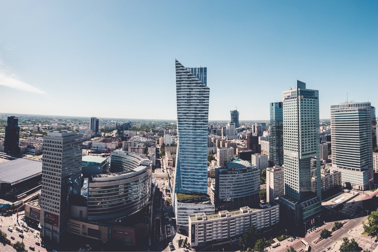 W raporcie "Krajobraz lokalnych rynków nieruchomości" portalu Nieruchomosci-online.pl możemy sprawdzić  różnice cenowe mieszkań, domów i działek między dużymi miastami a gminami ościennymi.