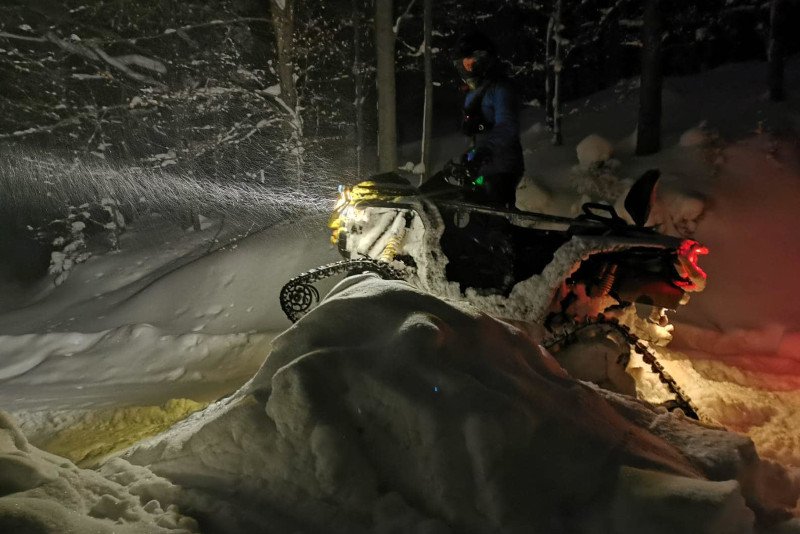 Turystka, która poszła w góry w letnich ubraniach, jest w ciężkim stanie.