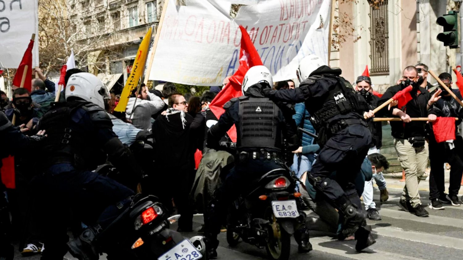 Protesty po katastrofie kolejowej w Grecji. Doszło do starć z policją.