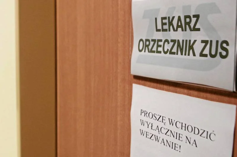 ZUS wyłapuje tych, którzy oszukują dzięki fałszywym zwolnieniom lekarskim.