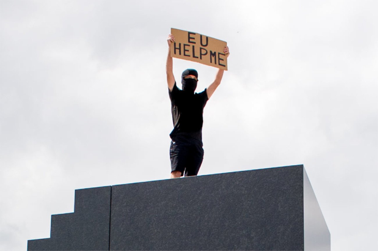 Wymowne zdjęcie mężczyzny na Pomniku Ofiar Tragedii Smoleńskiej 2010 r. jest coraz popularniejsze w sieci.