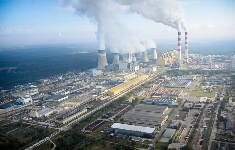 Elektrownia w Bełchatowie: największa elektrownia systemowa w Polsce i jednocześnie największa cieplna elektrownia konwencjonalna w Europie.